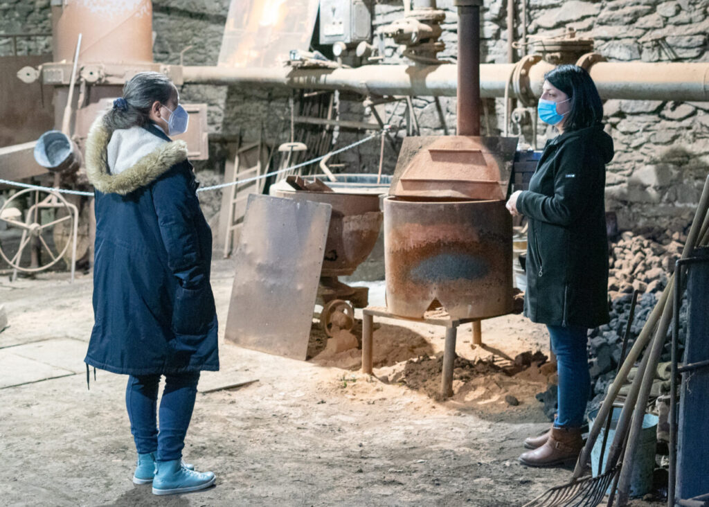 Dr. Beate Kegler und Jessica Neumann sprechen miteinander in der Eisengießerei Heinrichshütte.