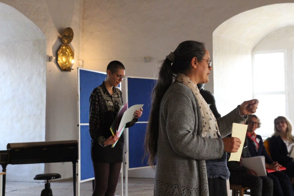 Dr. Beate Kegler (und ihre Mitarbeiterin Helena Walther im Hintergrund) erläutern die Saale-Orla-Kulturentwicklung.