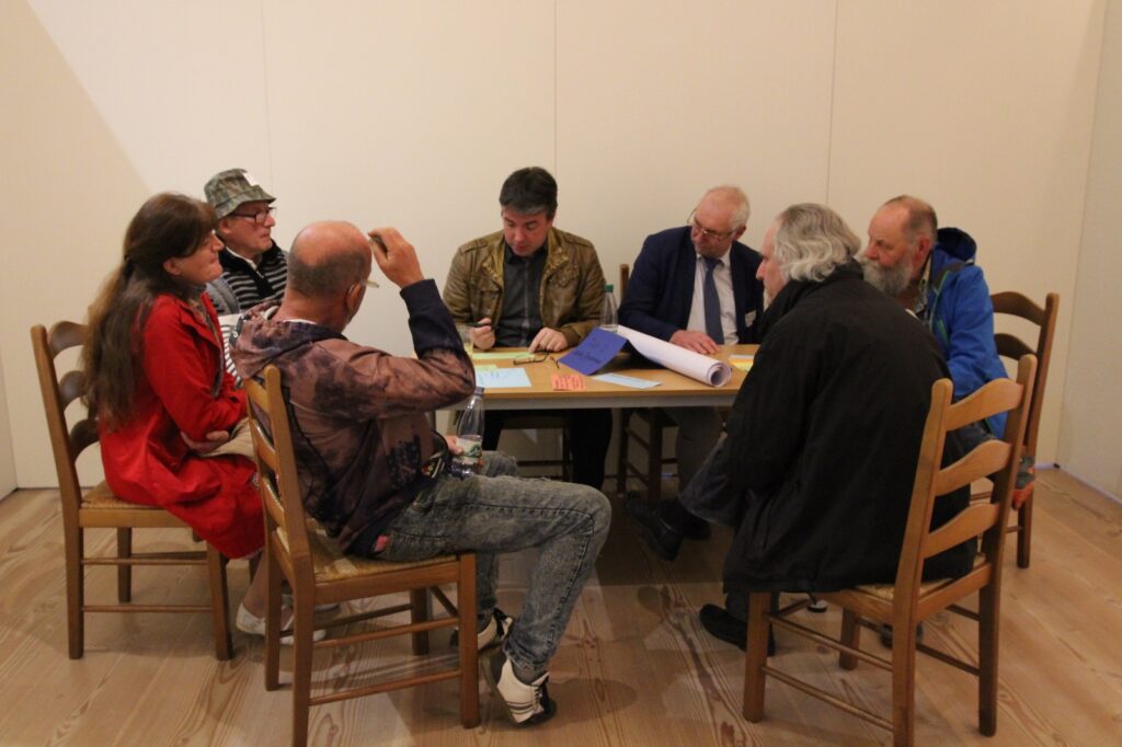 Kulturakteure in einzelnen Gruppen tauschen sich aus zu Bedarfen und Ideen der Saale-Orla-Kultur.