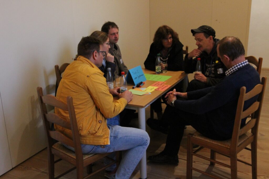 Kulturakteure in einzelnen Gruppen tauschen sich aus zu Bedarfen und Ideen der Saale-Orla-Kultur.