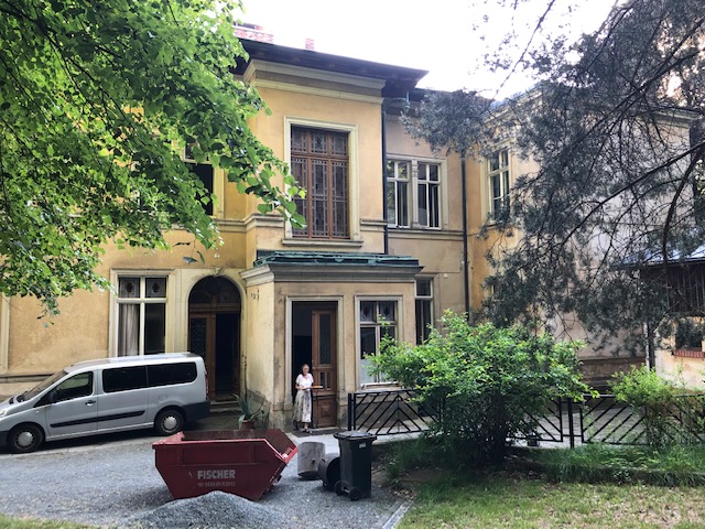 Blick auf den Eingang der Villa Novalis in Hirschberg.