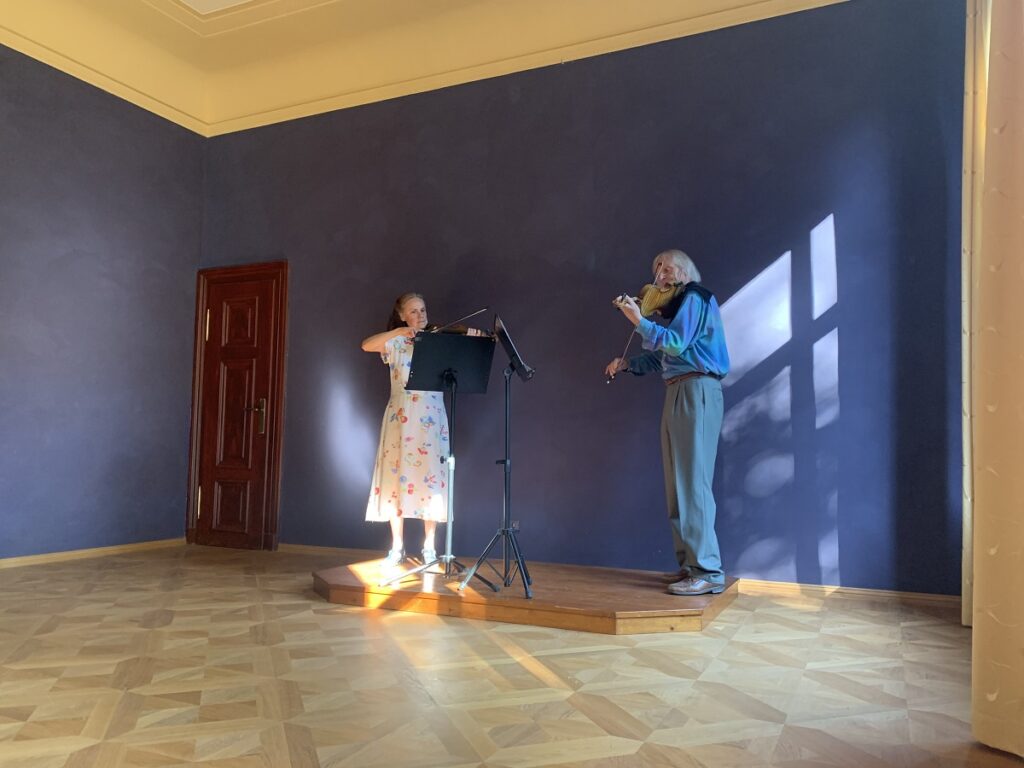 Die Musiker Cornelia und Jürgen Schwab spielen Geige.