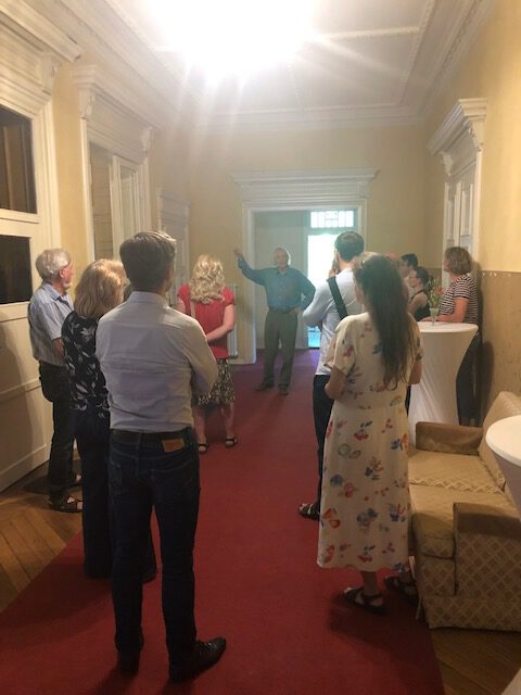 Jürgen Schwab führt die Besucher des ersten Kulturstammtisches durch die Villa Novalis.