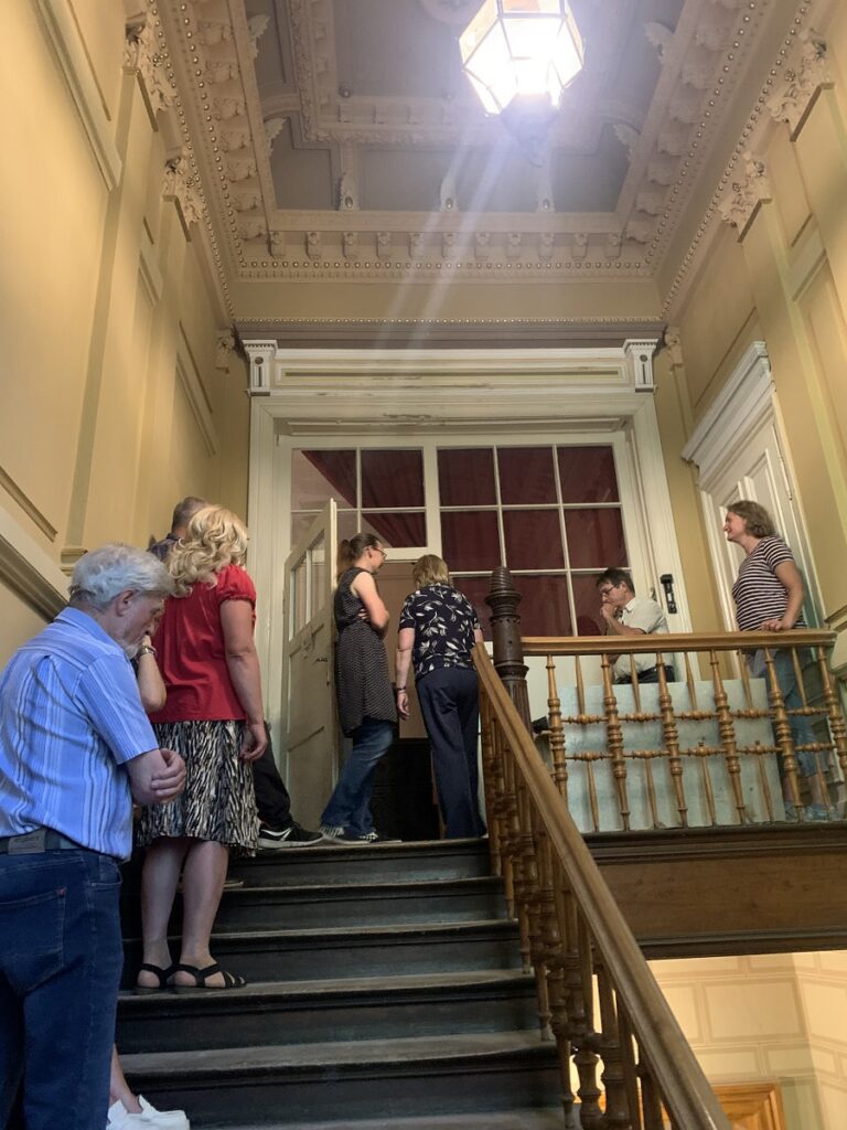 Die Besucher des ersten Kulturstammtisches werden durch die Villa Novalis geführt. Hier ein Blick in das Treppenhaus.