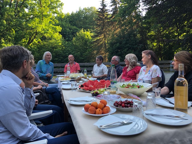 Die Kulturakteure sitzen beim Mitbringbuffet zusammen.